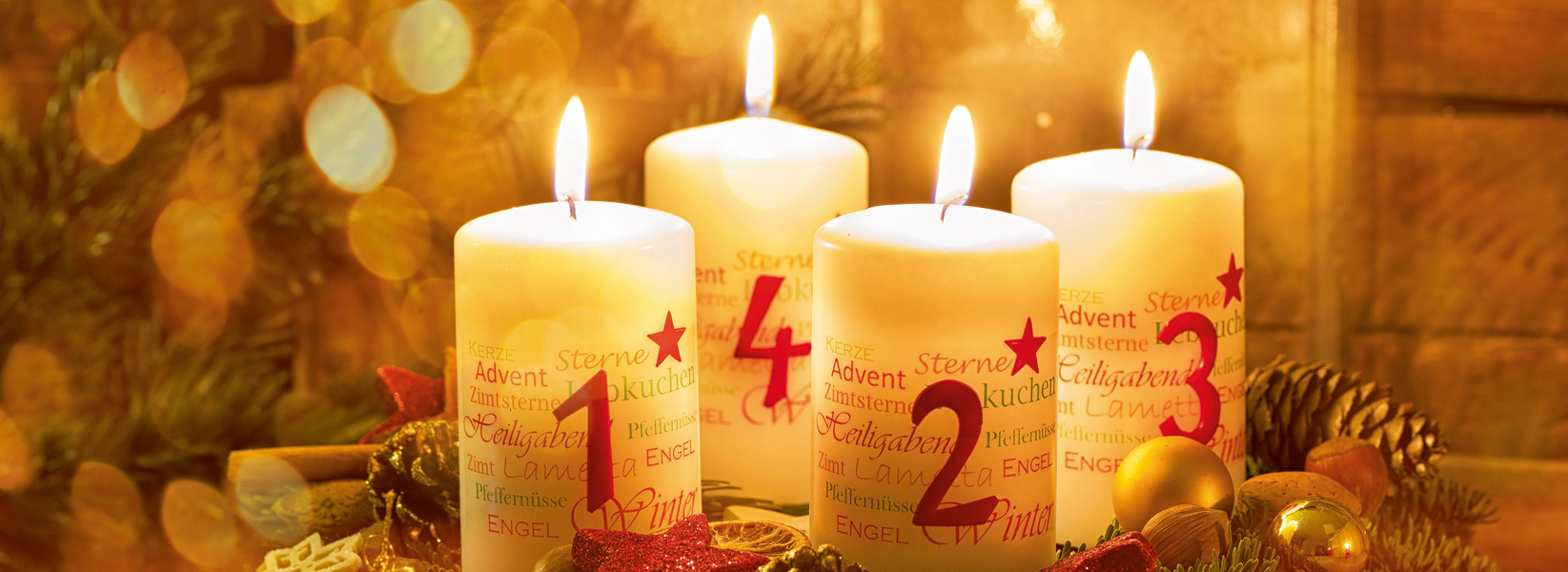 brennende Kerzen auf einem Adventskranz